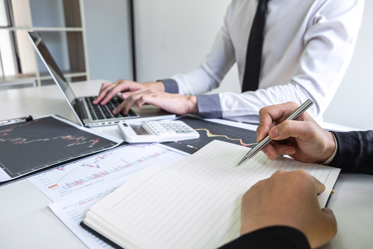 Imagen de dos gestores realizando tareas de declaración de IRPF